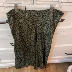 #303 Time and Tru green print skirt nwt size 8-10 med